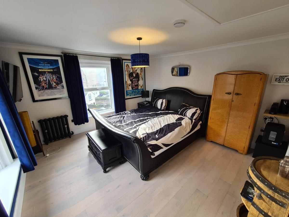 Southsea Royale Studio, James Bond, Parking, Seafront Portsmouth Bagian luar foto