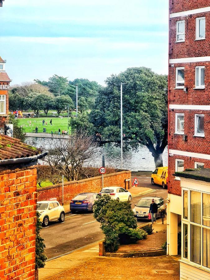 Southsea Royale Studio, James Bond, Parking, Seafront Portsmouth Bagian luar foto