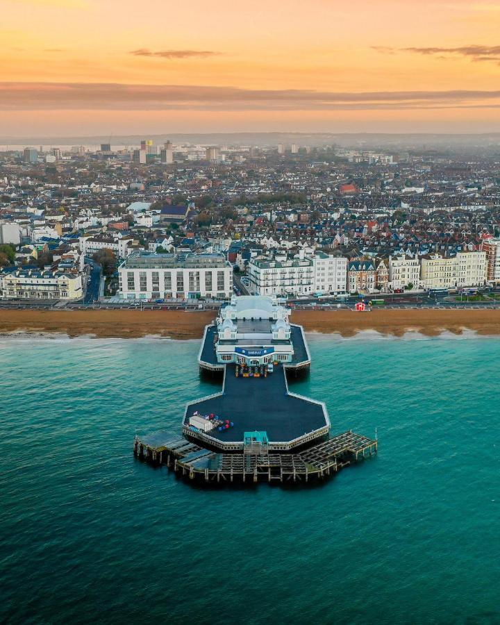Southsea Royale Studio, James Bond, Parking, Seafront Portsmouth Bagian luar foto