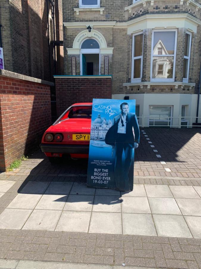 Southsea Royale Studio, James Bond, Parking, Seafront Portsmouth Bagian luar foto