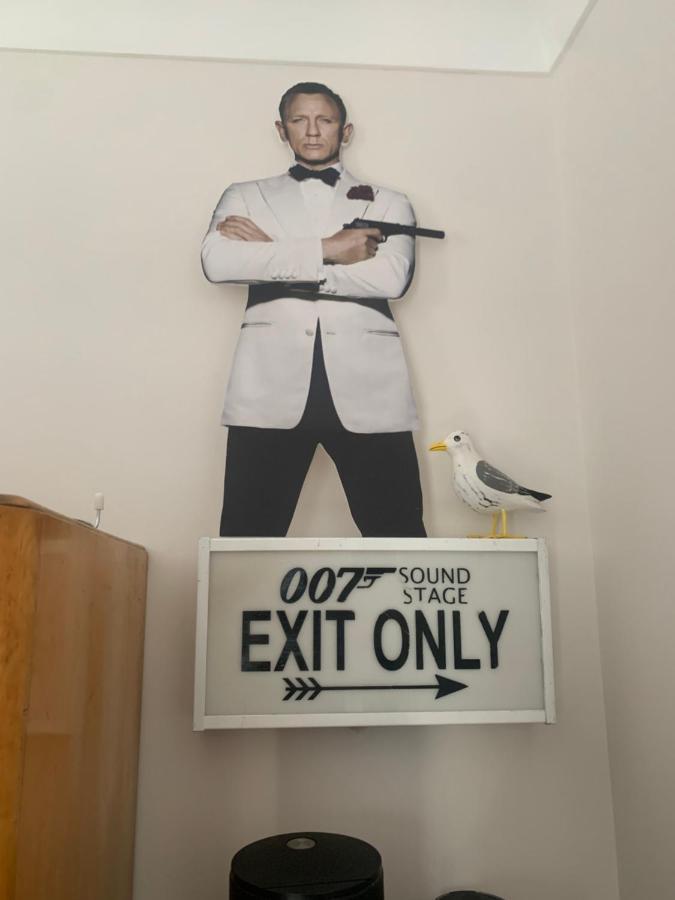 Southsea Royale Studio, James Bond, Parking, Seafront Portsmouth Bagian luar foto